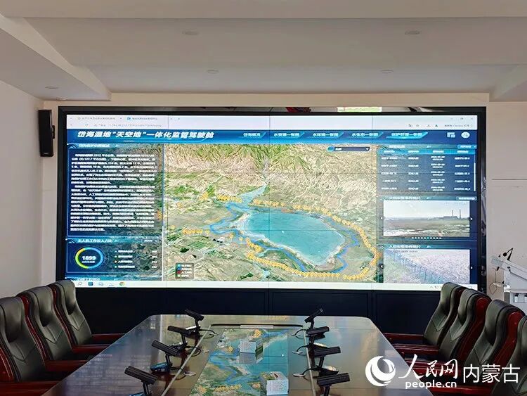 岱海自然保护区服务中心整合监控资源,打造岱海湿地“天空地”一体化监管驾驶舱,实现“天上飞的、水里游的、陆上跑的”一体化监管,提升保护效率。人民网记者 苗阳摄