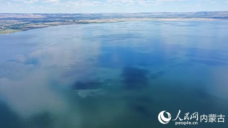 2026年5月29日,航拍镜头下的乌兰察布市岱海,湖水呈现出层次分明的蓝绿渐变。人民网记者 张力洋摄